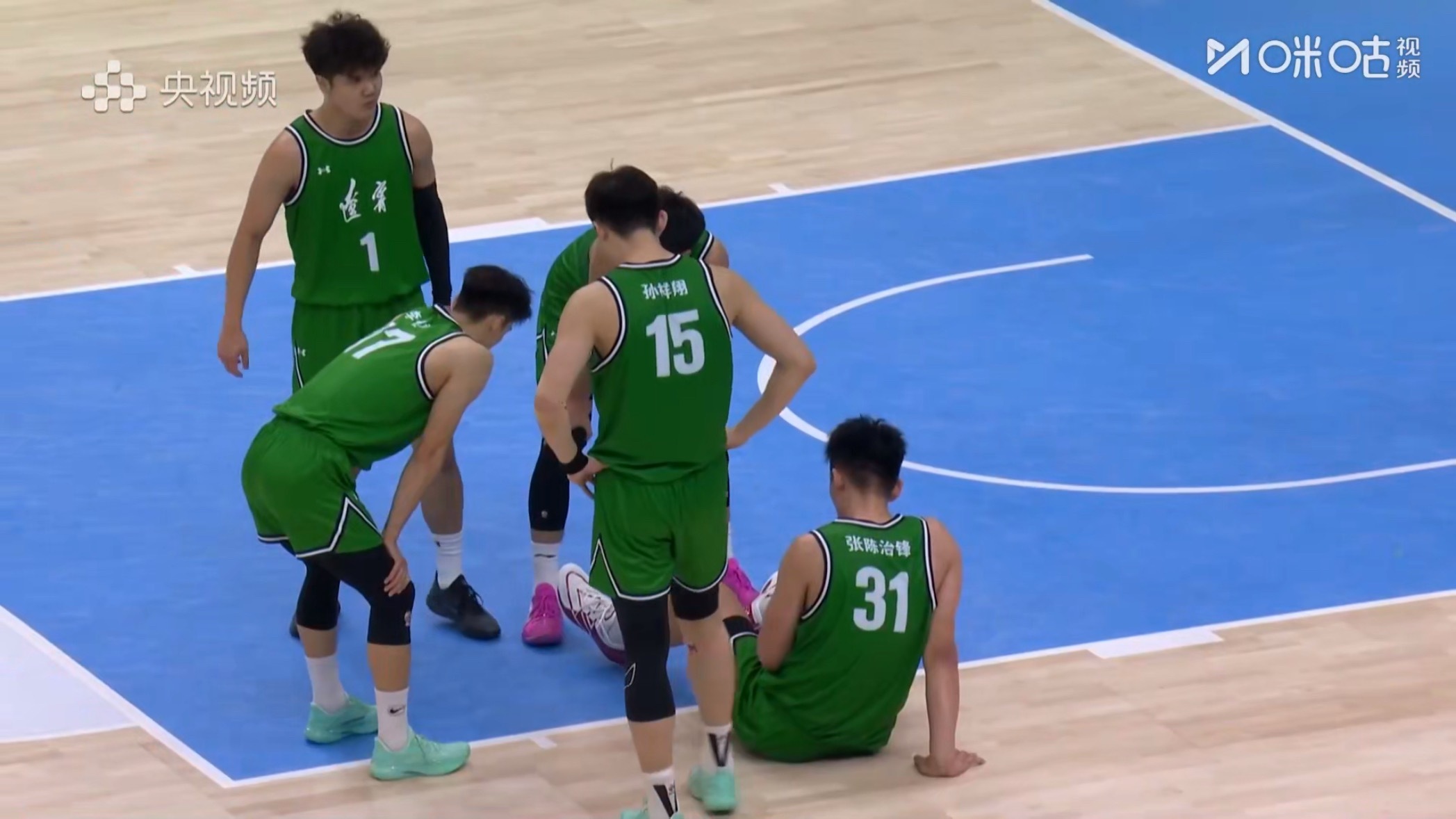 张陈被肘到脖颈处目前已经回更衣室辽宁队只剩6人可打