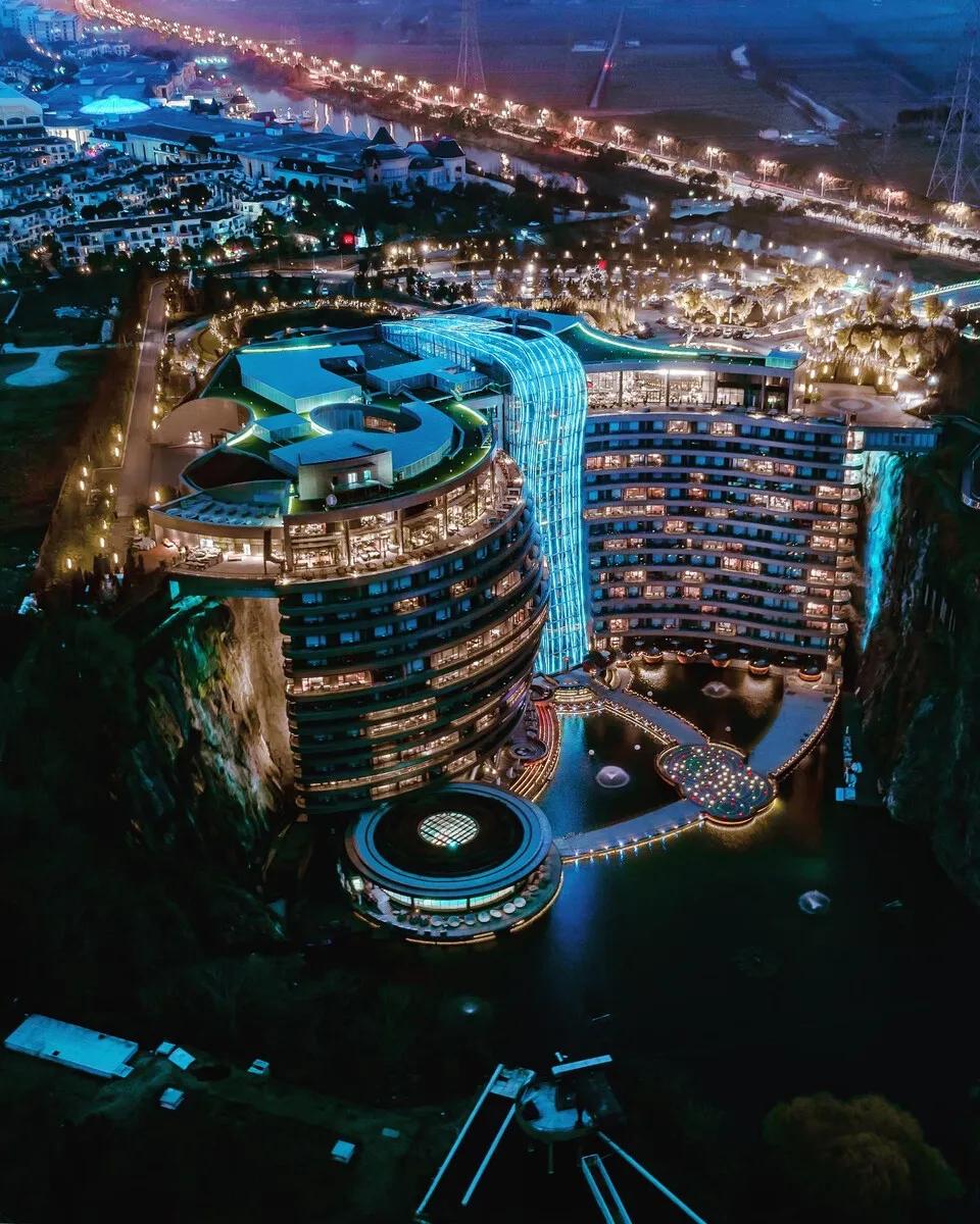 郭富城，
上海深坑酒店为老婆庆生，总统套房需要近2万一晚，上海顶奢酒店了吧！
幸