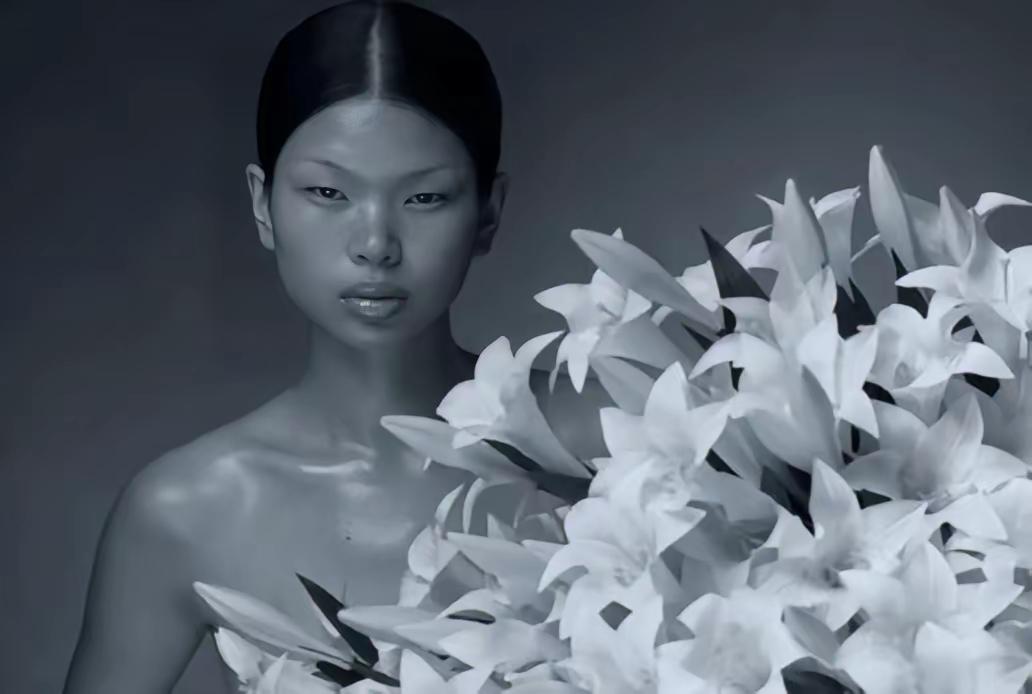 1999 年，18岁满脸雀斑的吕燕去面试模特，一个男人却对着她说：“你真漂亮，真