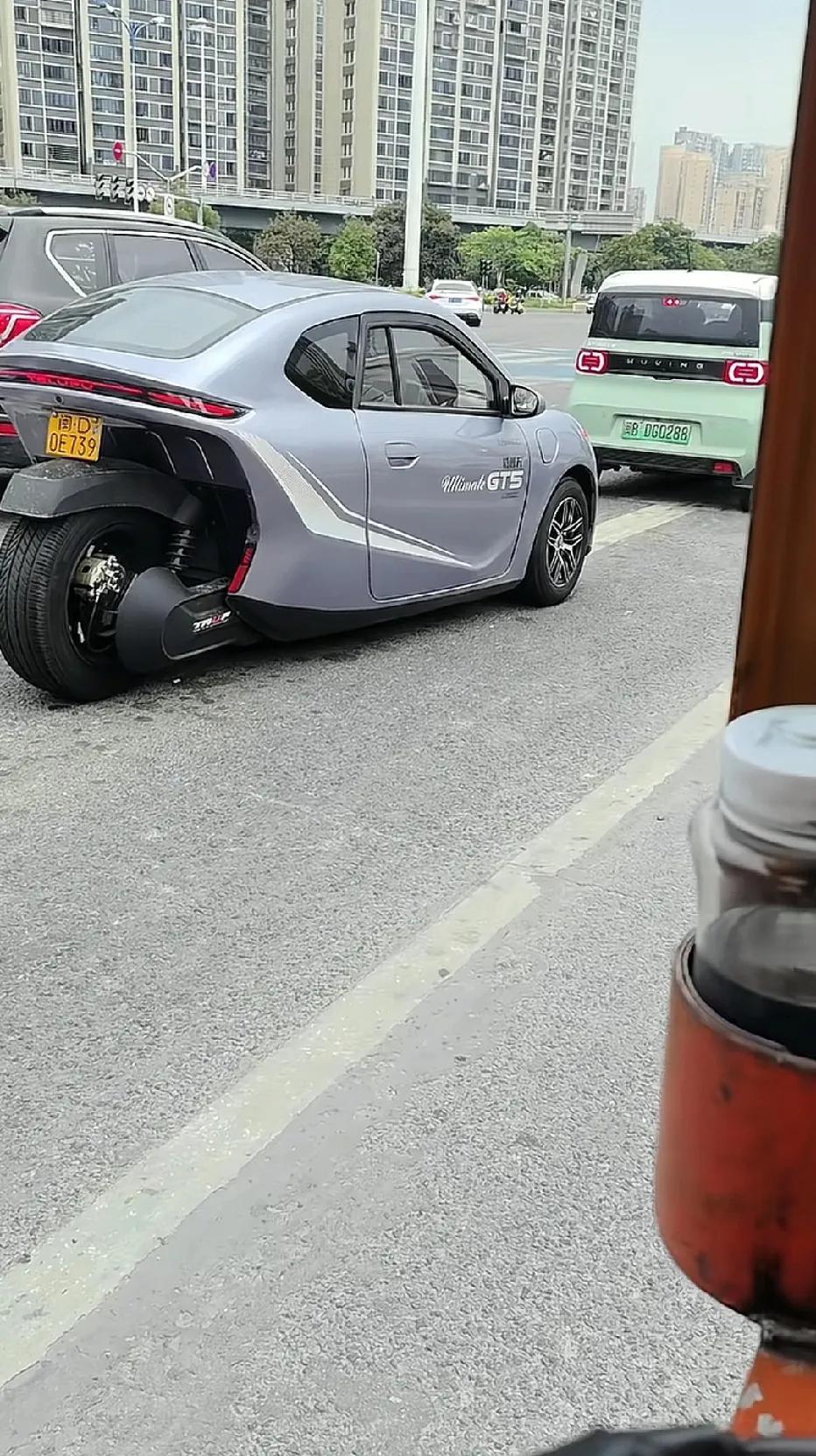 这是什么神车？三轮？头一回看见。