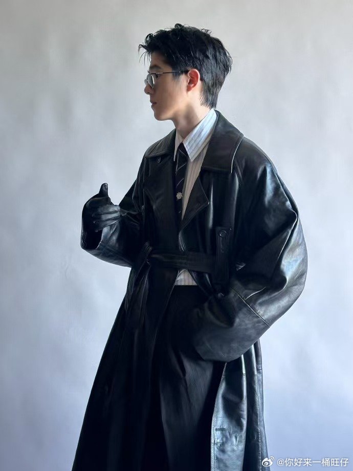 刘昊然光影交织格调尽显刘昊然皮衣live 刘昊然穿皮衣真是帅到我了娱乐[超话] 