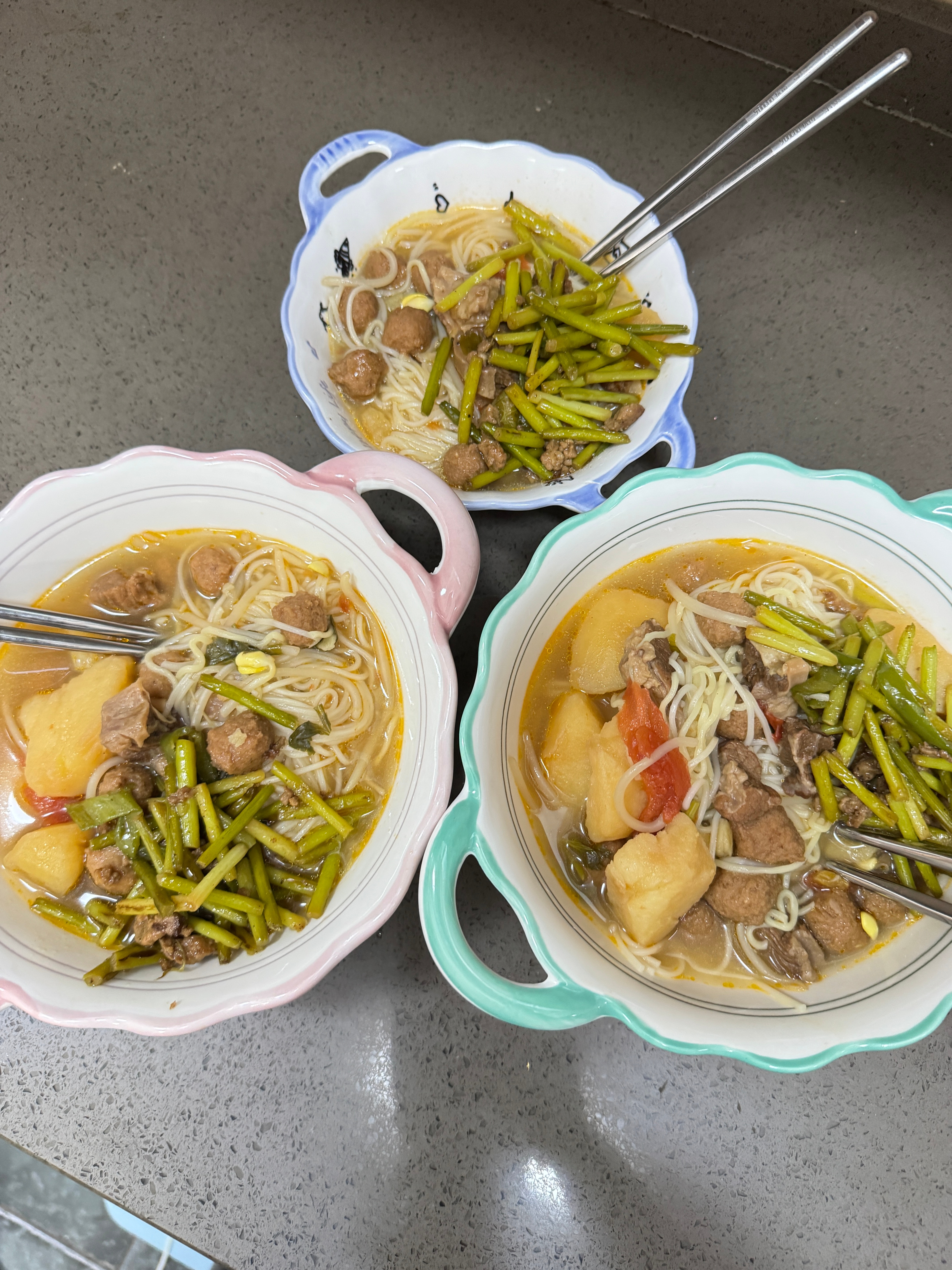 中午吃剩的菜，晚上煮个面。 ​​​