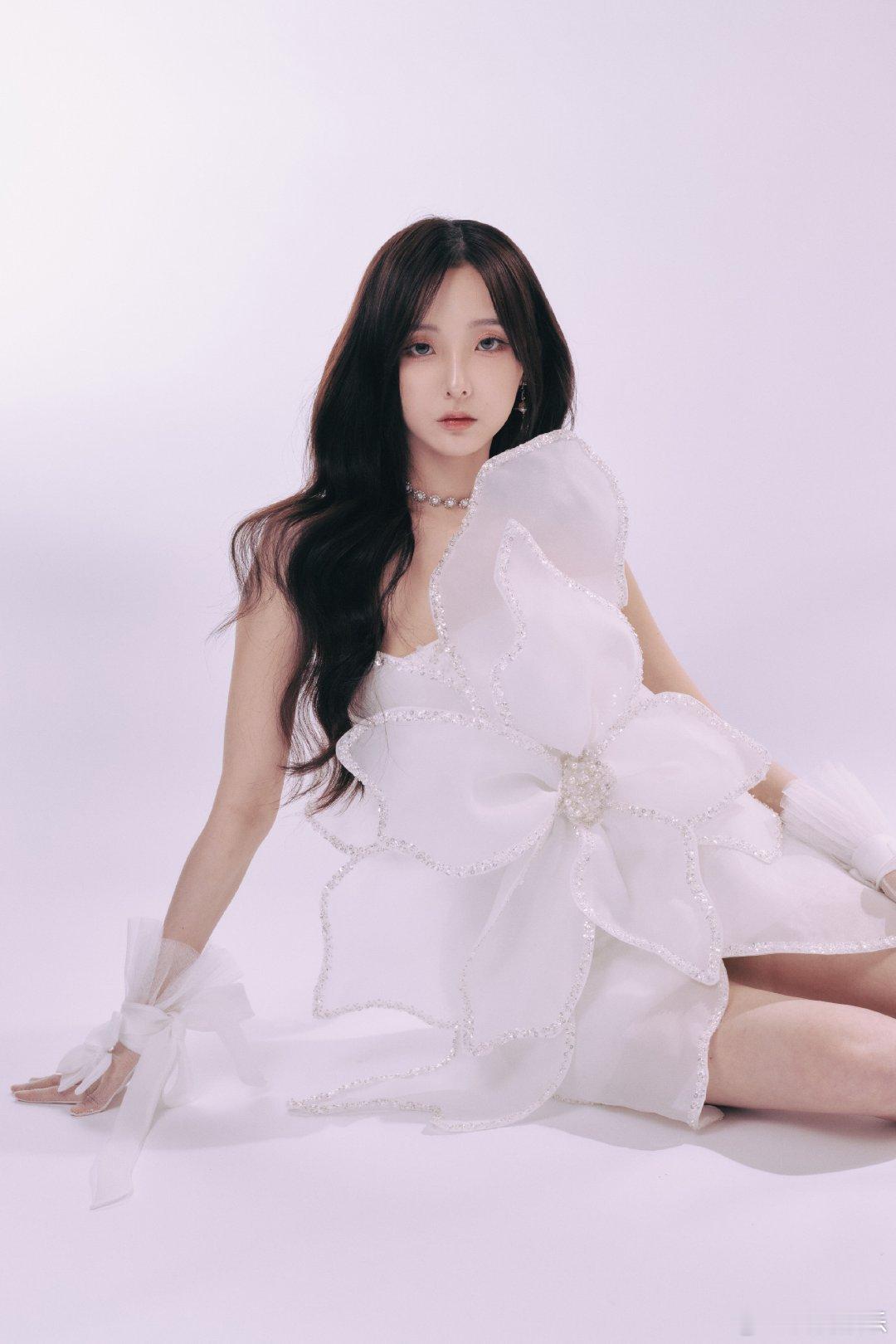 #明星们是来成都团建了吗##郑乃馨# 说到艺人的头发状态，我觉得郑乃馨的头发状态