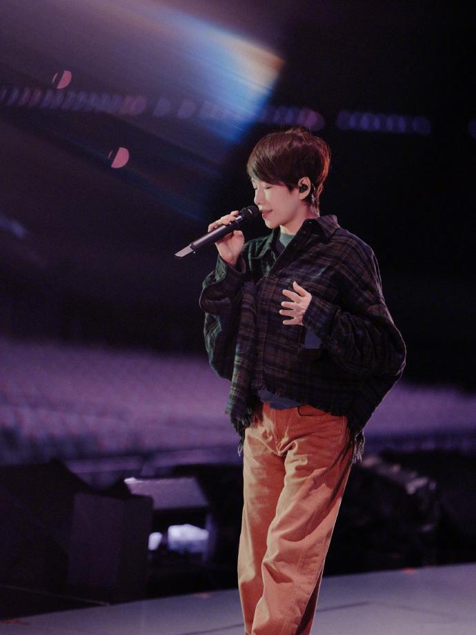 重庆这雾都名号真不是盖的！白天在街头晃悠像踩着棉花糖，晚上林忆莲一开嗓，好家伙，