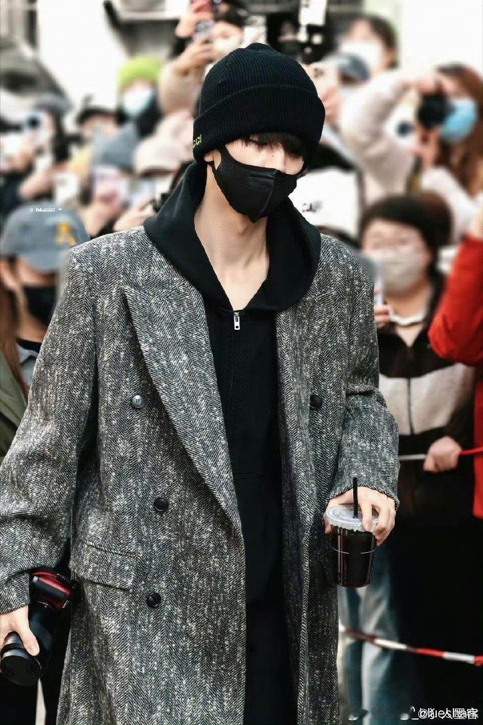 张凌赫归鸾穿大衣进妆这是横店还是米兰？ 