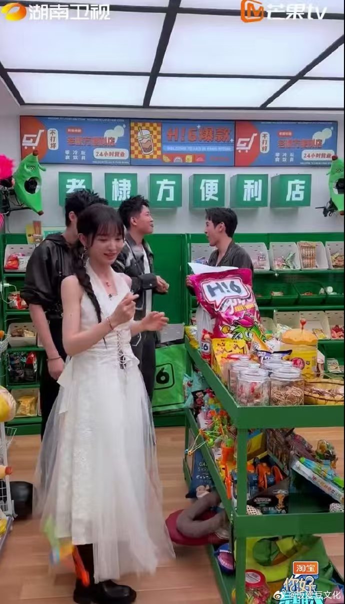 大奉打更人全员hi6老棣方团建合照   你好星期六  一起笑，一起闹，我们的团队