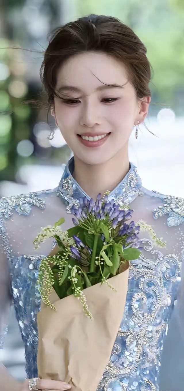 刘诗诗这身冰蓝旗袍，自带国风气息，高级感满满 