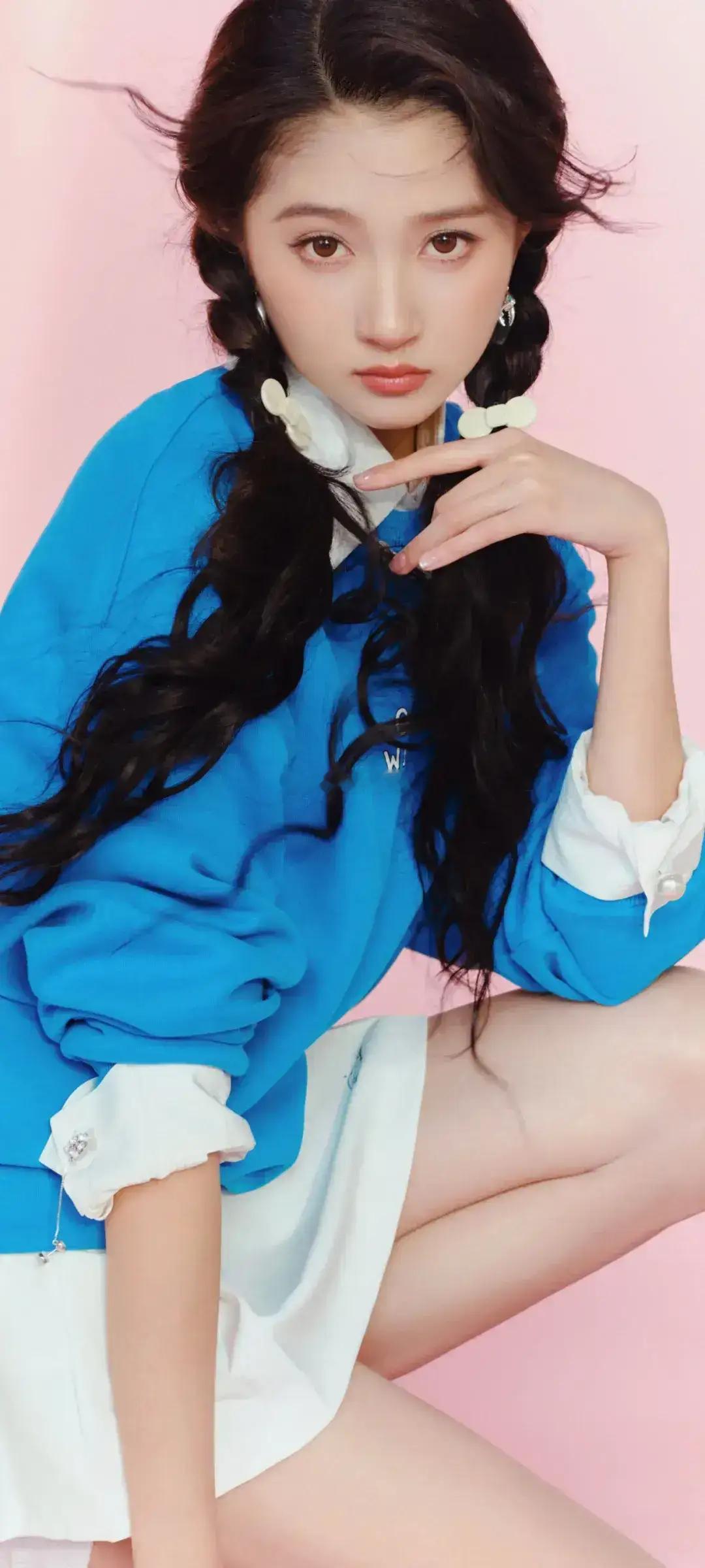 关晓彤蓝衣白裙清爽出圈！生图零瑕疵特养眼，少女感吊打一众小花 
