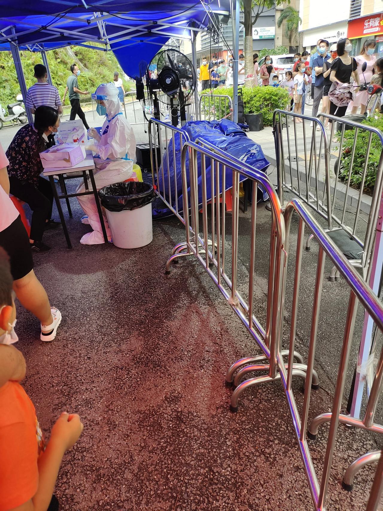 现在的深圳，不管是怎样也阻挡不了，疫情防控的脚步，这两天又是台风又是暴雨☔️，做