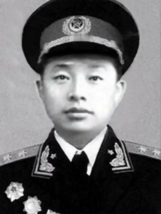 1955年，授衔台上，一张年轻稚嫩的面庞，却肩扛中将军衔，着实令人惊叹，不禁让人