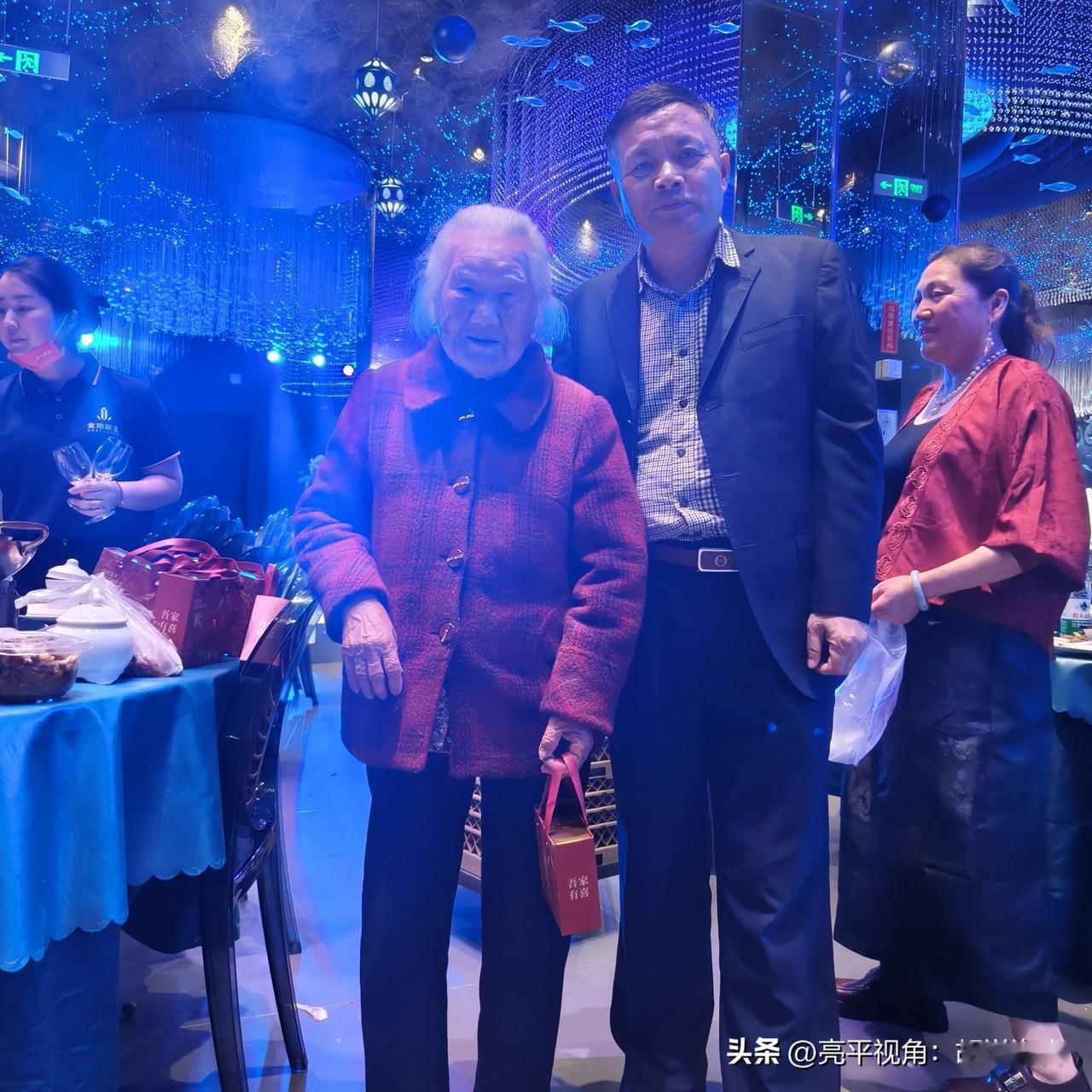 4月25日，我回到江西新余的老家，参加外甥的婚礼。期间，我与外甥的百岁姑奶奶👵