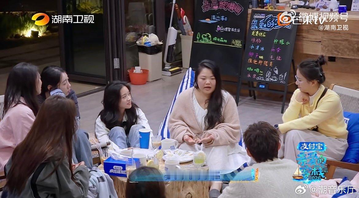 何炅谭松韵开导容貌焦虑女生 女生因外形饱受非议，何炅谭松韵温柔开导，帮她走出内耗