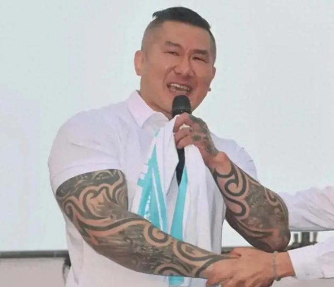 馆长卖惨后
机会来了


他嘴上说着不带货不圈钱，
转头就接了个代言。
粉丝涨得