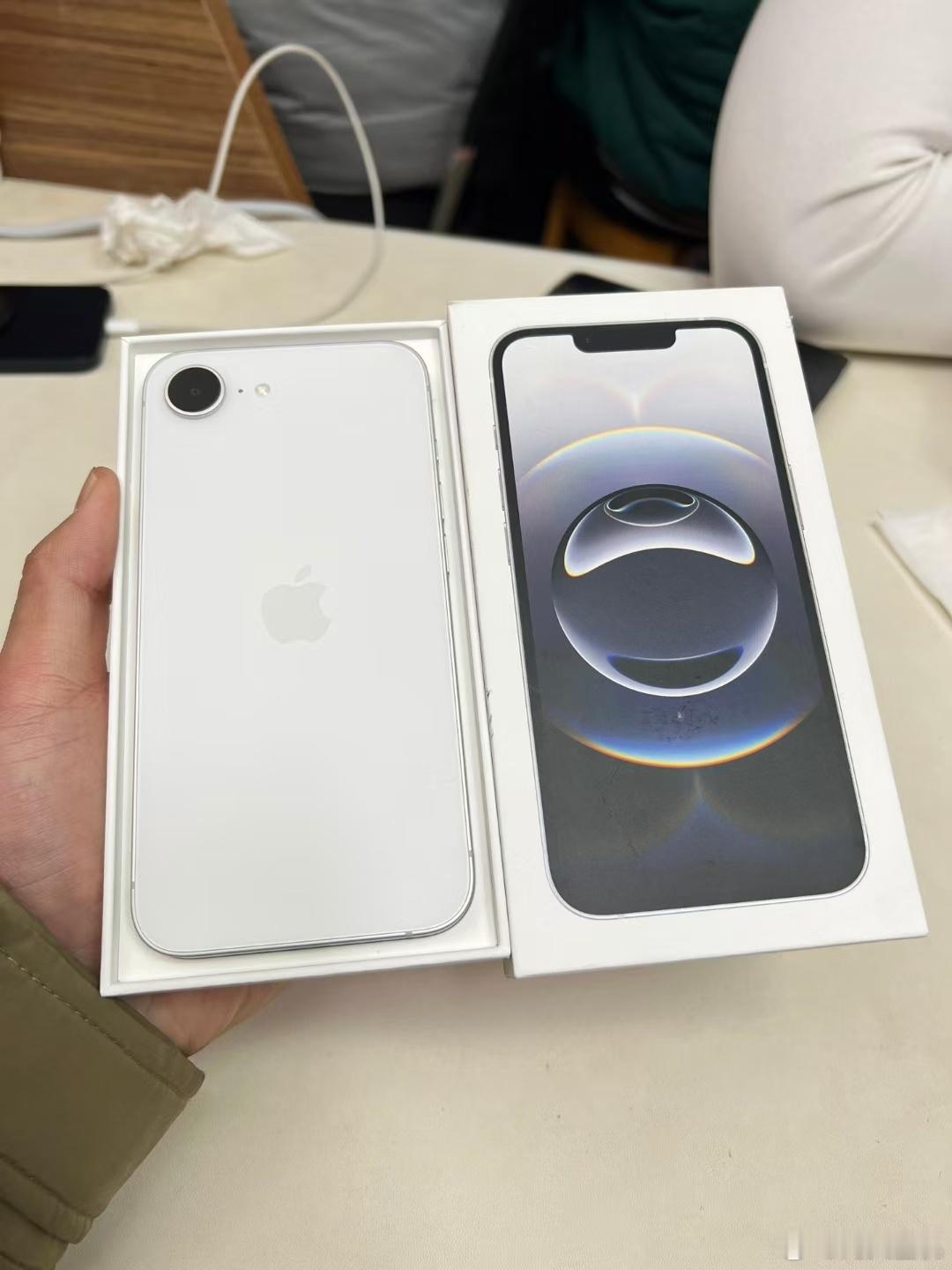 这不iPhone 16e就已经给大家收到了。实话说这拿起来真的就一种简配版的iP