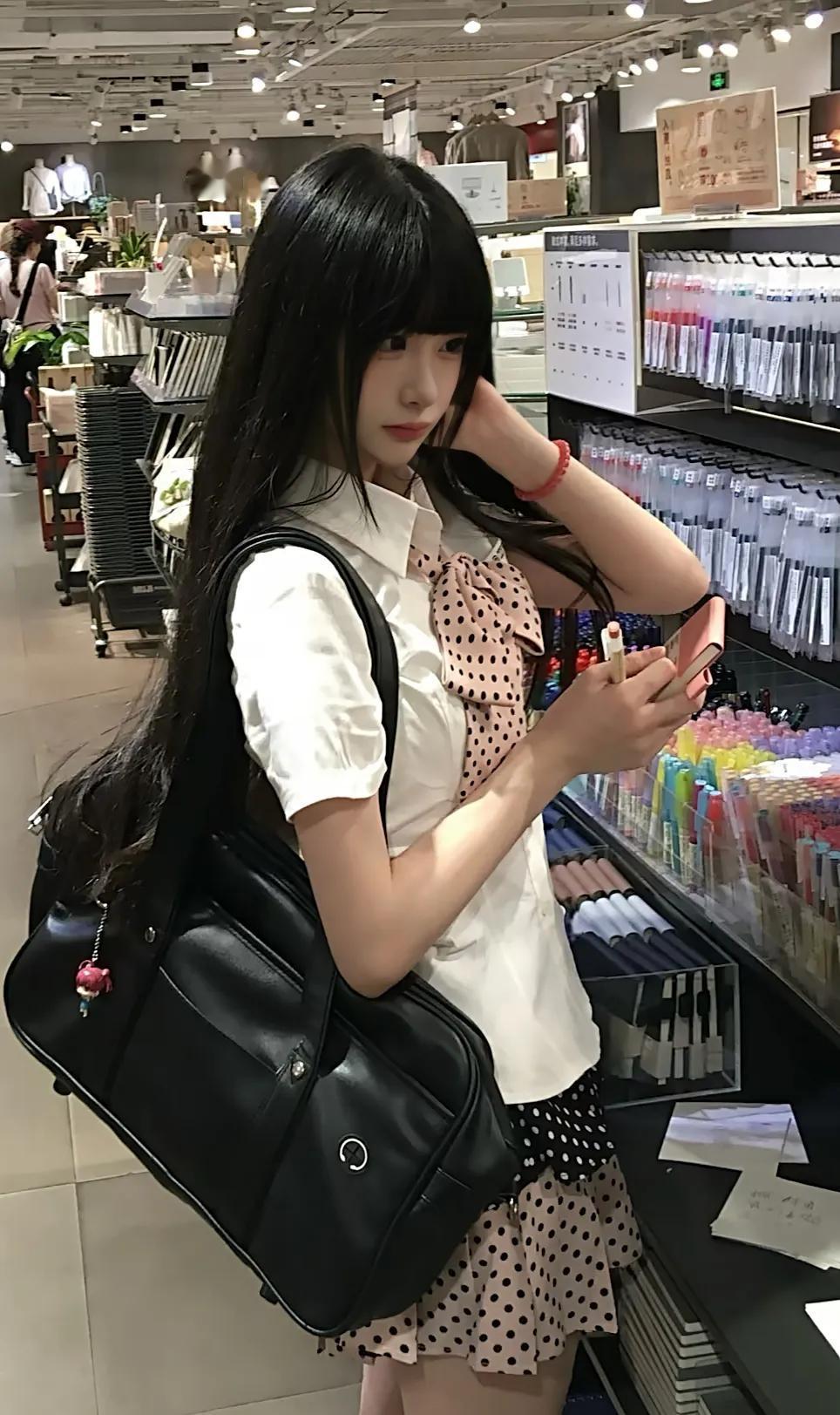 为什么漂亮的女生比帅的男生多了? 女人的漂亮比较简单，女人只要身高达到165以上