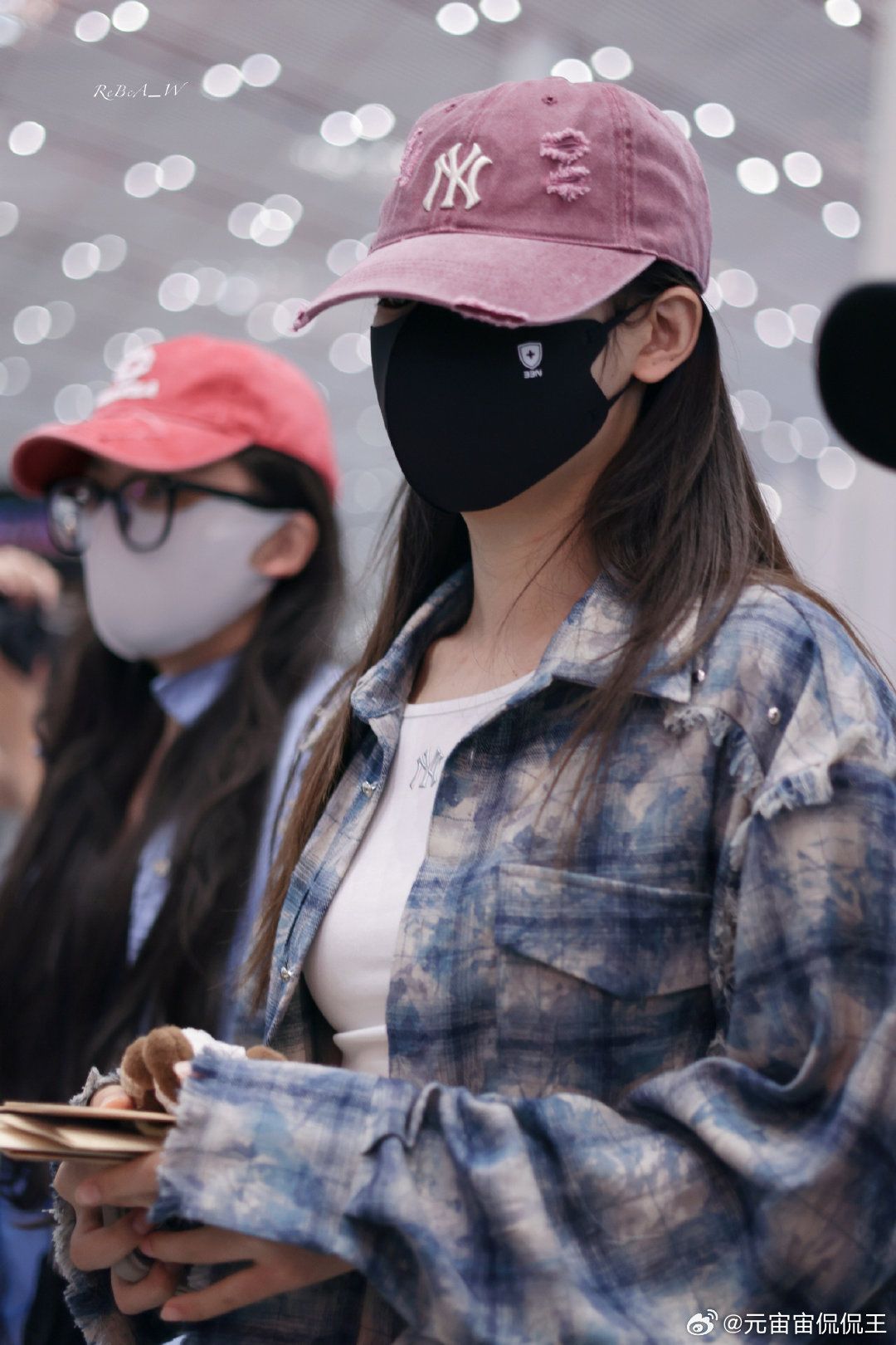 陈丽君收粉丝信陈丽君机场收粉丝手写信好真诚[泪] ​​​