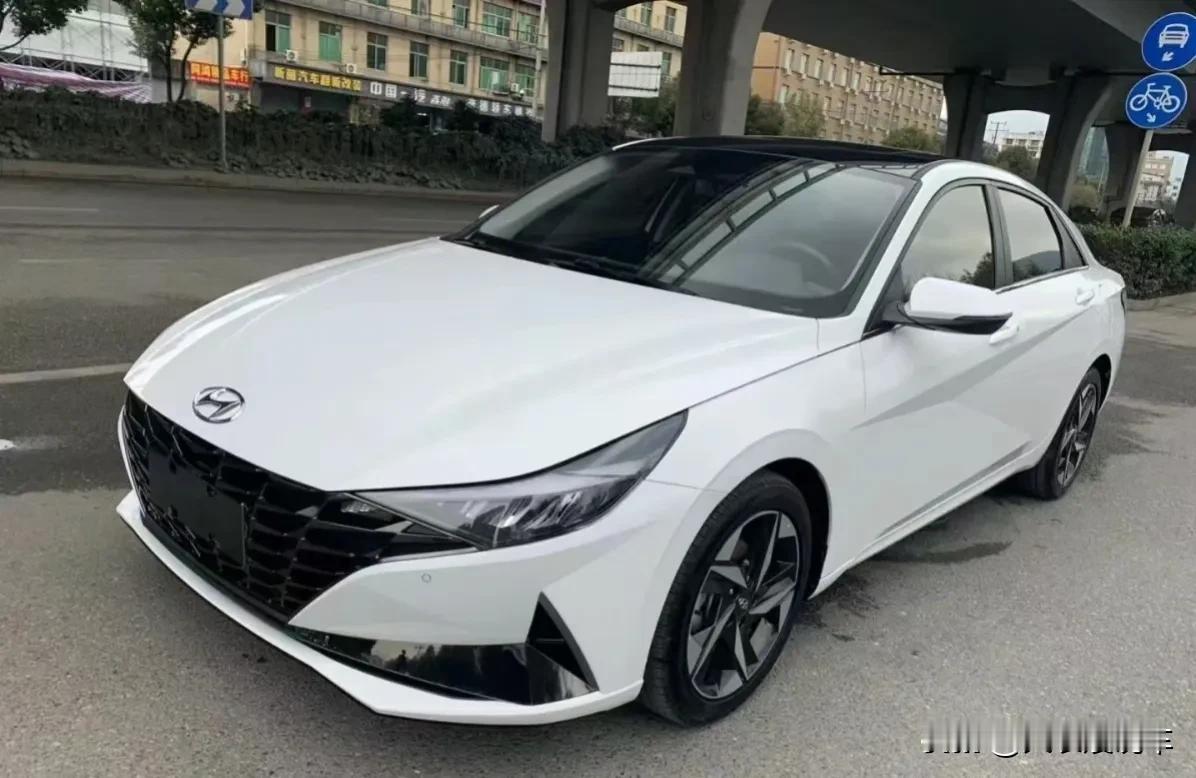 “油比电强”！
如果您预算8万左右
想购买一台务实的家用车的话，
现代伊兰特可以