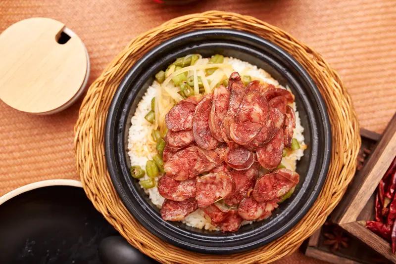 11月12日，广东佛山一市民吐槽在某煲仔饭店就餐时，遇顾客带狗上桌舔舐桌面，认为