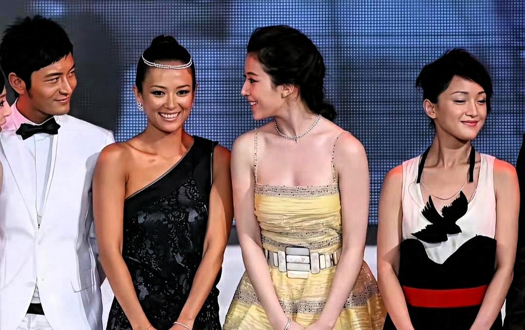 别再盯着谁更白了，章子怡“黑”下来，反而赢了全场。
上周巴黎秀场，她一身黑裙走出