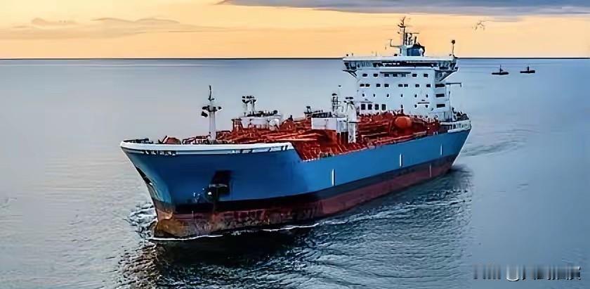 有好戏看了！美国正式摊牌。

美国在公海上直接扣了俄罗斯的油轮！这事太明目张胆了