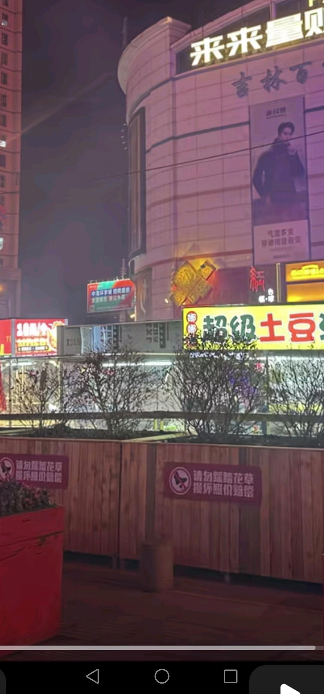 吉林市财富广场周边的各类小吃摊再度回归，人间烟火气重现，人气也愈发旺盛。
前段时