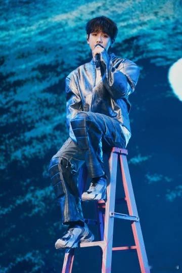✨ 汪苏泷在舞台上的表现绝对是无与伦比的！他的“蹦蹦跳”不仅让人感受到音乐的震撼