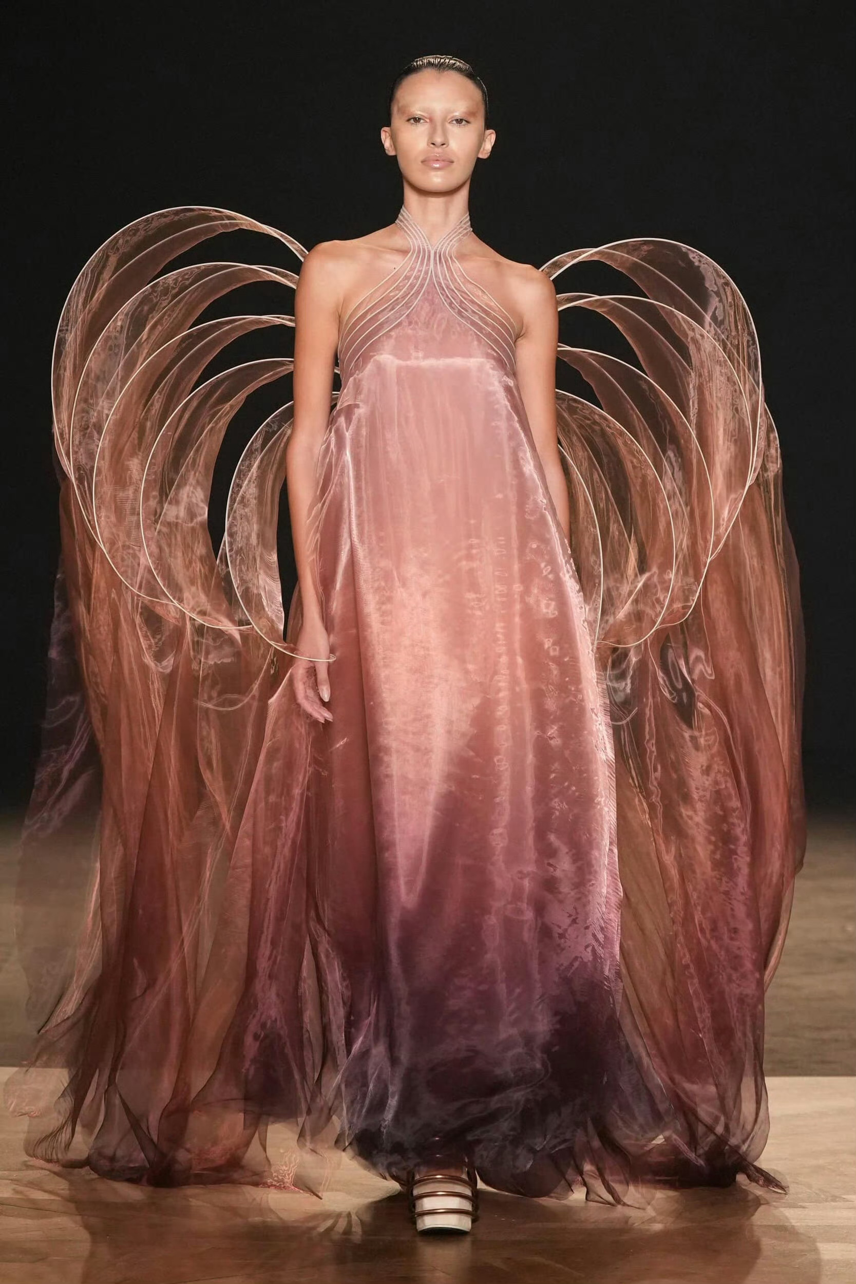 宁艺卓 × 今日首尔演唱会 Solo舞台造型in Iris van Herpen