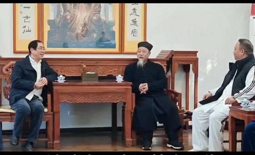 今晨拜会钟云龙道长，
深悟“武医同源”康养之道……

今晨，陪同武当中医药联合会