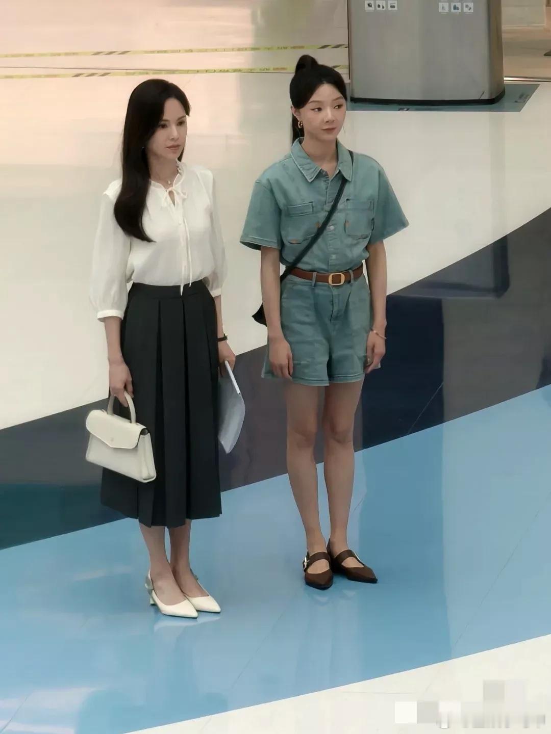 李若彤拍戏被偶遇，姑姑这身材头发妥妥的28，脸40，太牛了，自律值得！ ​​​