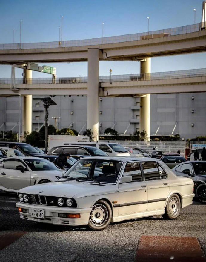 驾驭经典，感受非凡。BMW E28，带你穿越时光的浪漫之旅，每一处细节都诉说着对