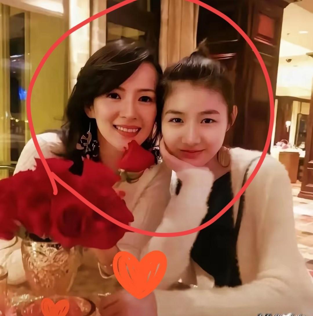 她不是亲妈，却比亲妈还黏糊。
从八岁喊“妈妈”到十八岁扑进怀里，八年没断过。
琴