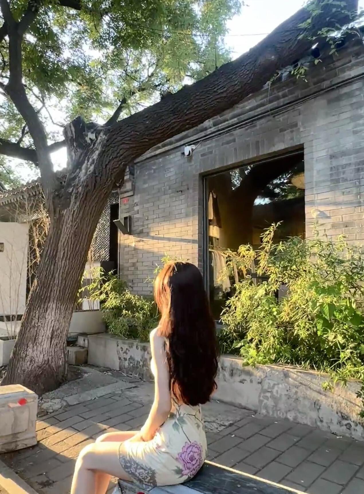 男人这辈子，
千万别碰别人的老婆，
​碰了别人老婆，

就是给自己挖坑。

你以