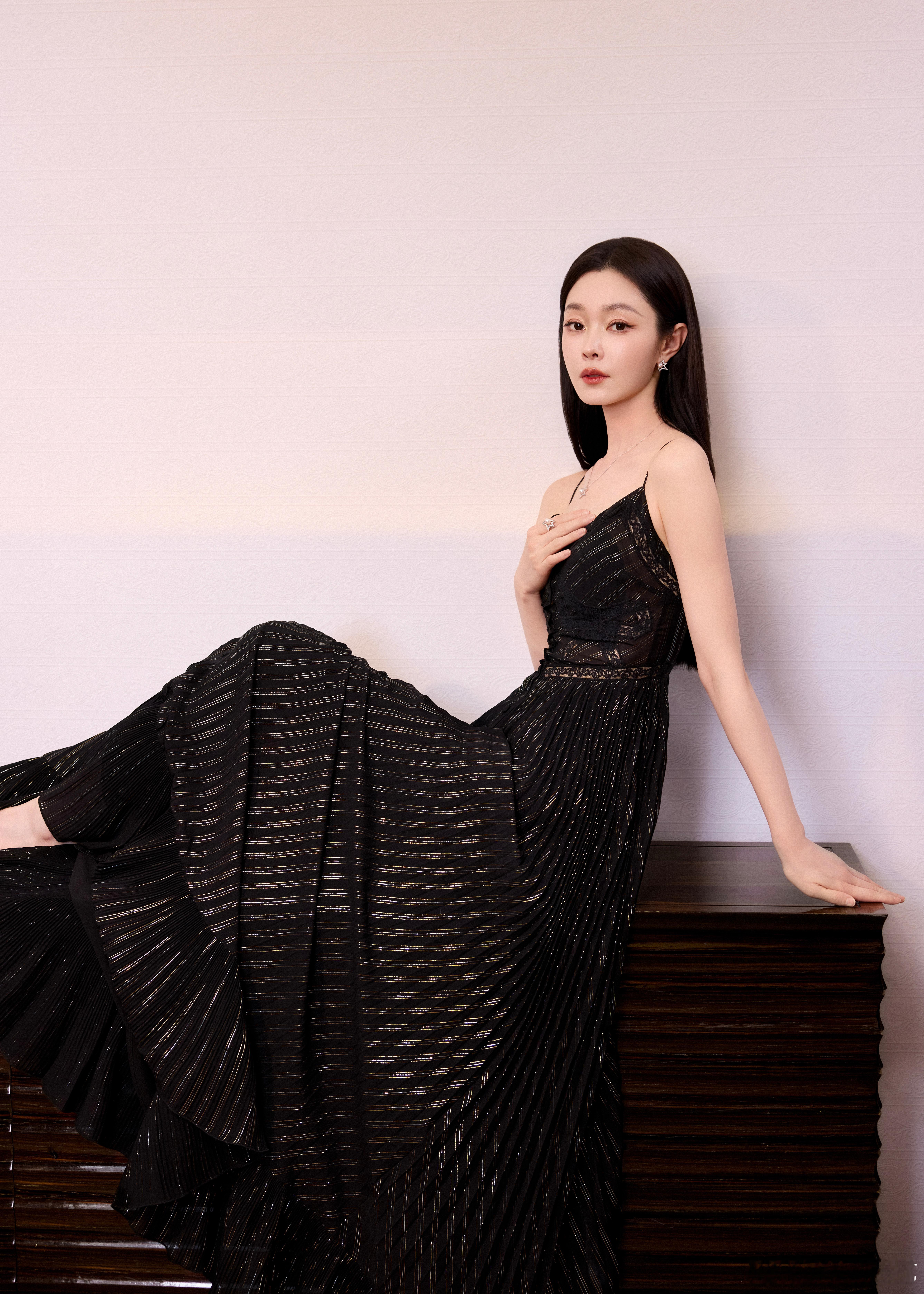 宋轶黑长直黑裙宋轶黑裙美成啥样了 吊带的黑色长裙真的是更加让人觉得怦然心动了呀，