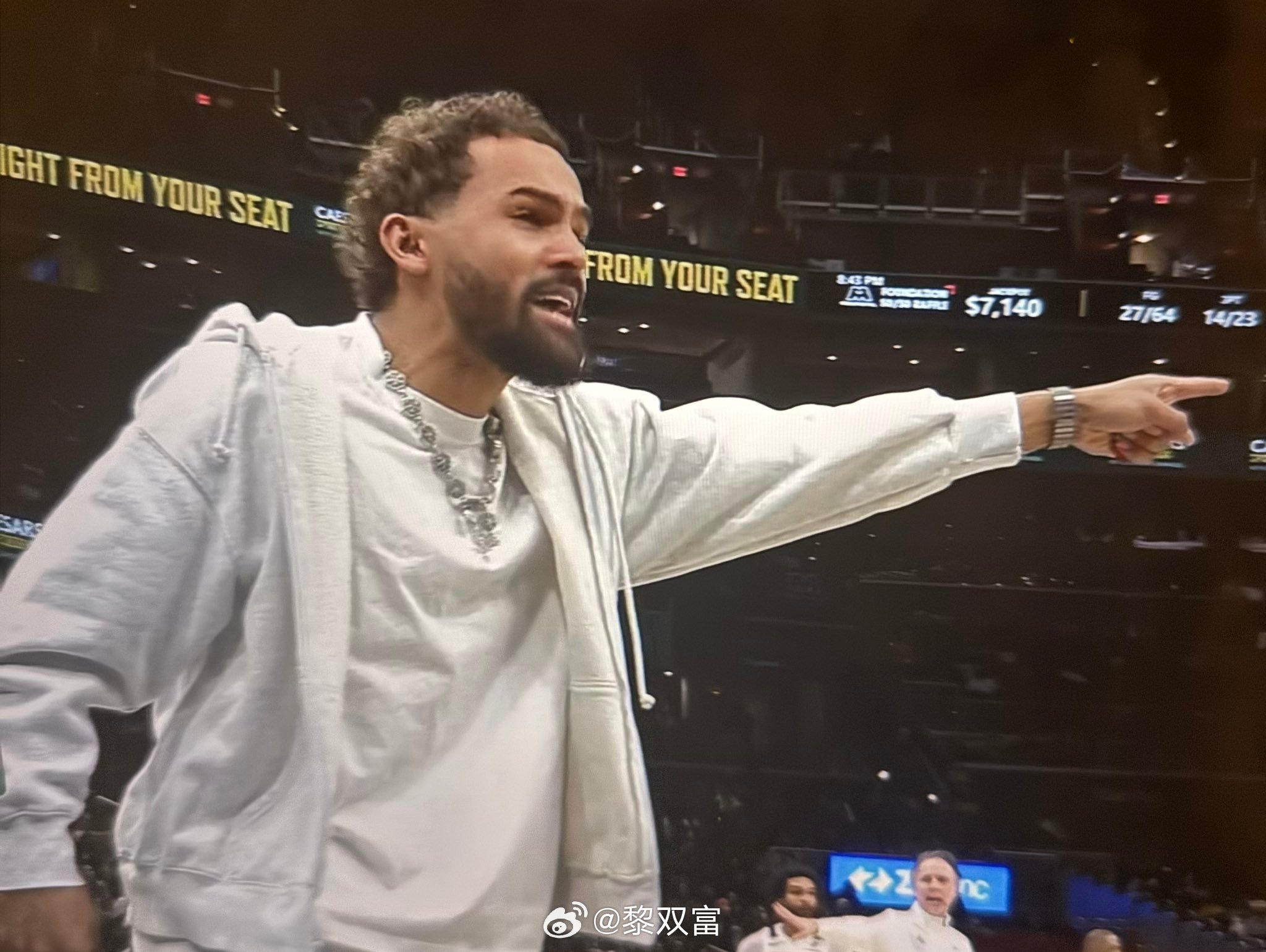 特雷·杨本周五对爵士才上演奇才首秀，但昨天对火箭，他却提前尝到了被罚出场的滋味（