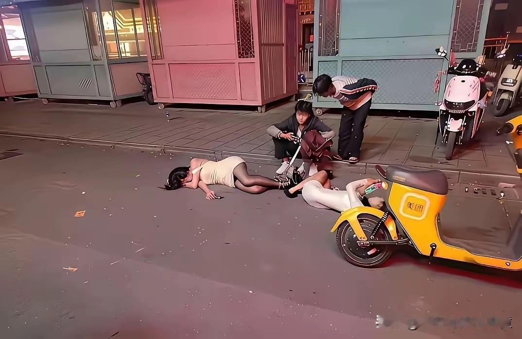 黄毛从来不缺女朋友
一顿饭喝倒两个
纯情黄毛 黄毛男 一米八黄毛 黄毛妹子 女黄