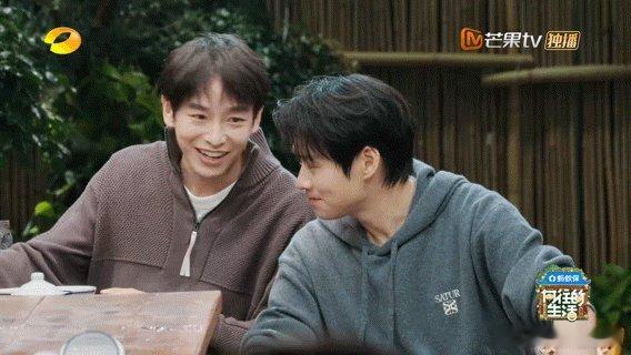 好笋啊彭彭！妹妹 刚小声吐槽完他，他转头就找 告状妹妹偷卷背台词，妹妹那个被抓包