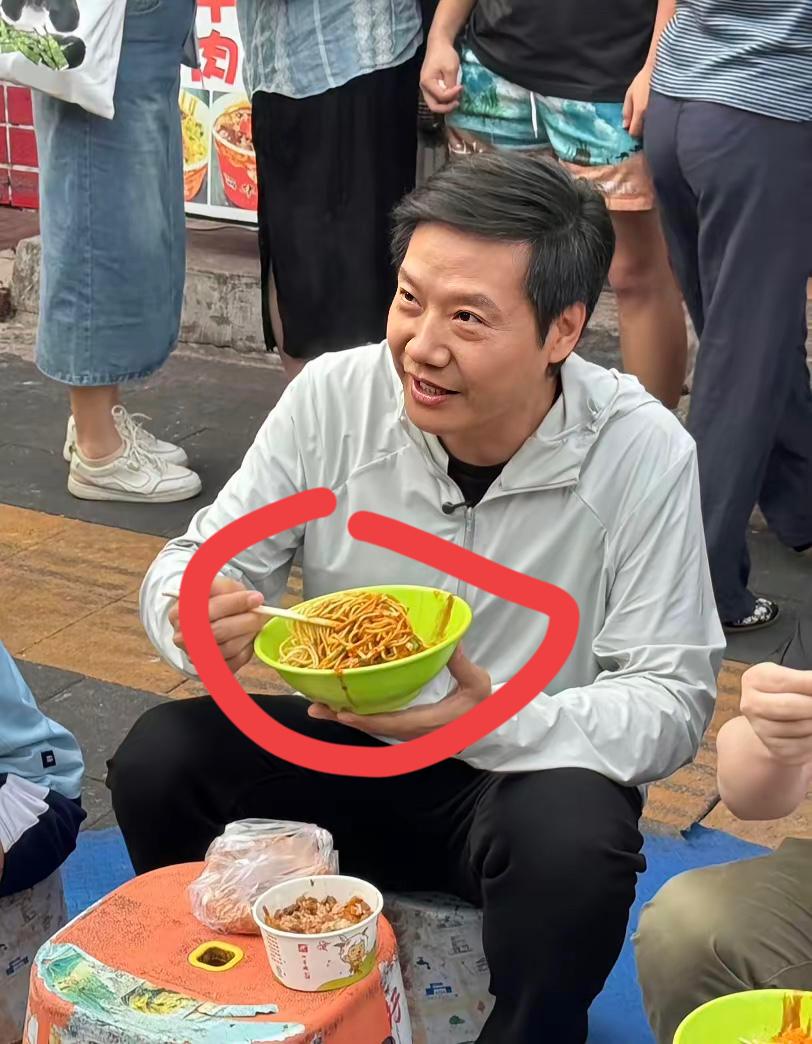 雷总这么有钱也在路边摊吃面，真接地气