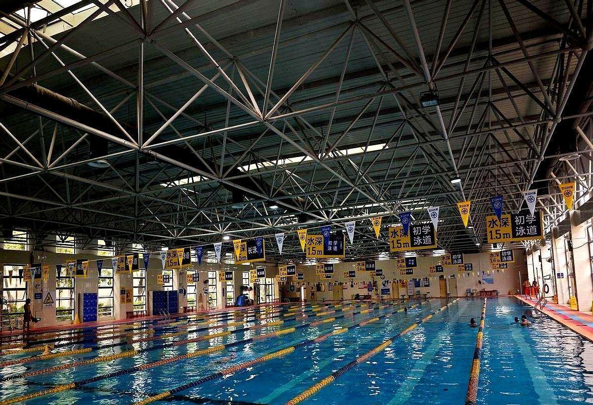 五十岁下水，不是腿软，是方法没对。
游不远？
不是年纪大，是划水没数。
一划0.