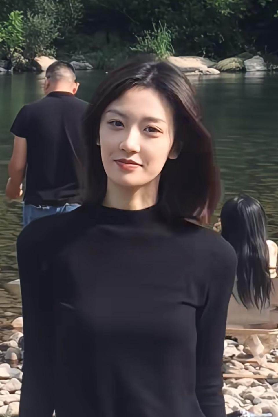 夏日的午后总是闷热得让人烦躁，不过河畔倒是个好去处。沿着河畔漫步，微风轻拂，带来