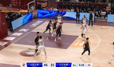 张镇麟用出哈登招牌三分，已经狂轰21分！
北京时间1月17日，辽宁与山西的比赛进
