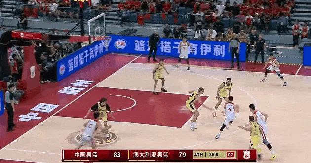 篮网旧将崔永熙真是太勇猛了！在今晚中国男篮对阵澳大利亚男篮的第四节比赛中，崔永熙
