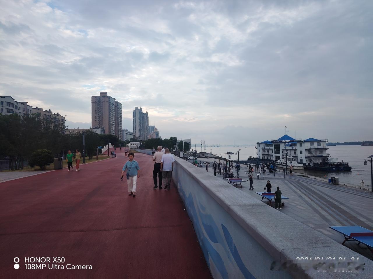 真心话茶局6月21日长江岸边晨练打卡分享运动快乐