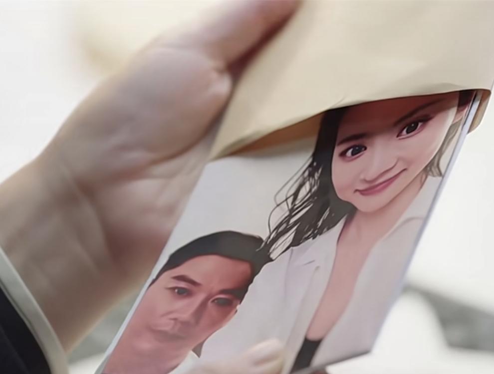 女人突然收到一个快递 
打开一看竟是丈夫和别的女人的照片
她非常生气 ，于是便来