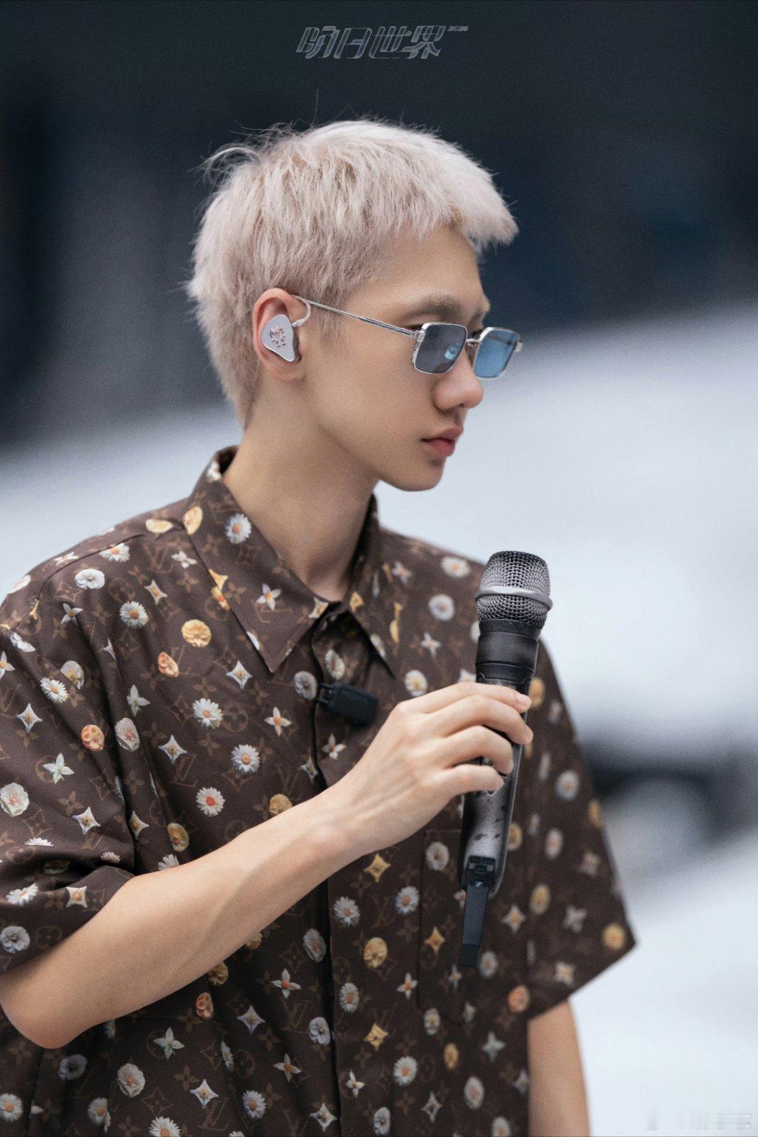 被阳光眷顾的汪苏泷演唱会汪苏泷成都场解锁晴天限定舞台，此前多站雨水相伴，今日晴空