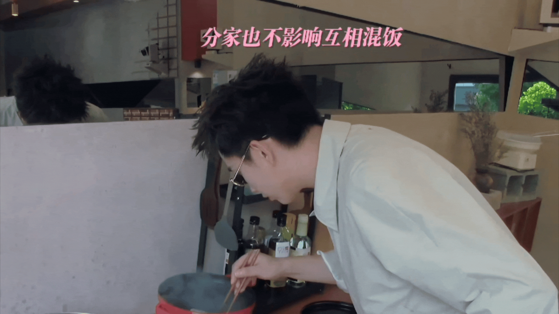 猪哥哥戴着酷酷的墨镜弯腰给大家煮饭特别内个啊