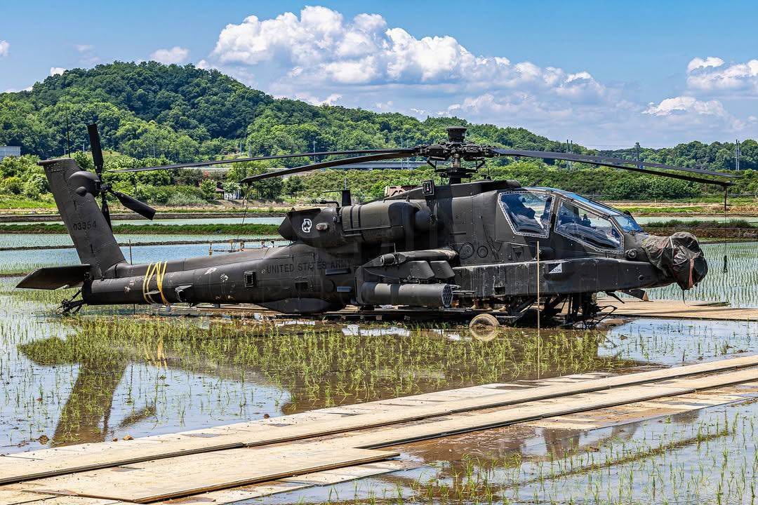 飞扬军事 2026年5月15日，驻韩美军一架AH-64E“阿帕奇”武装直升机在韩