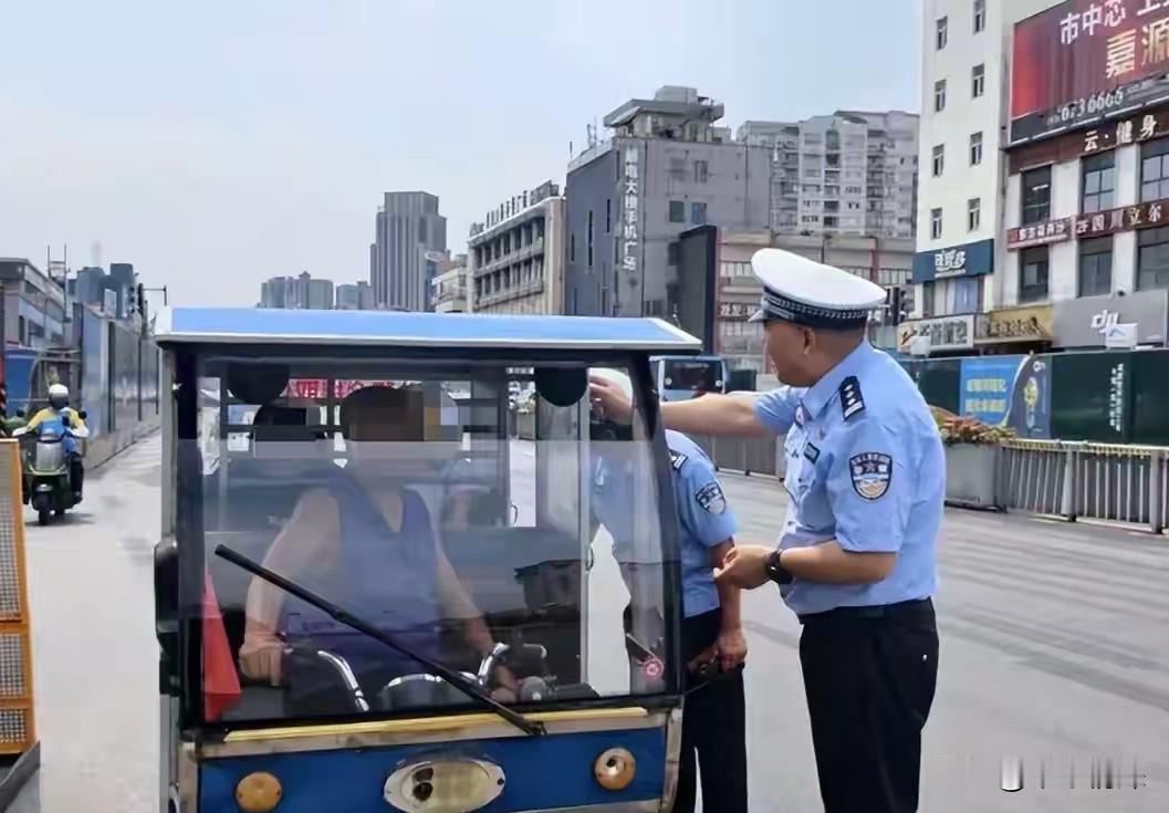 德阳市严查电动车
近日，德阳市交警在严查四轮三轮车电动车，主要无证驾驶，电动四轮