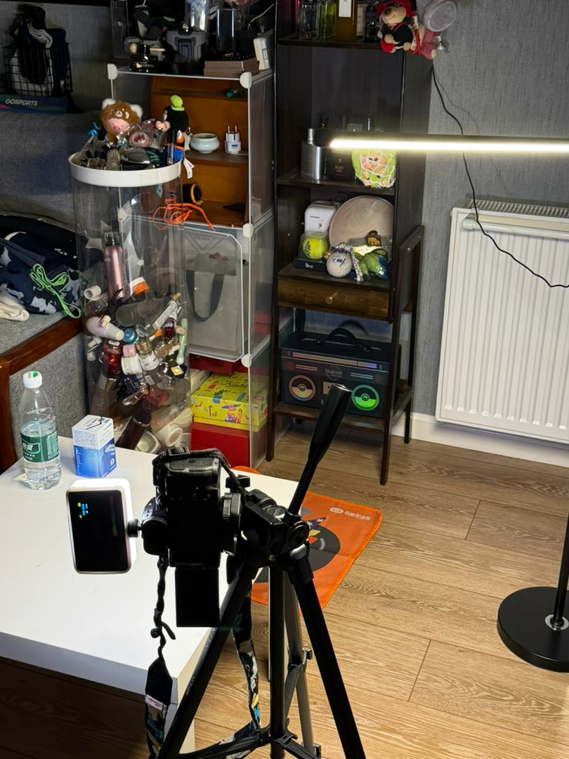 钱难挣，屎难吃 