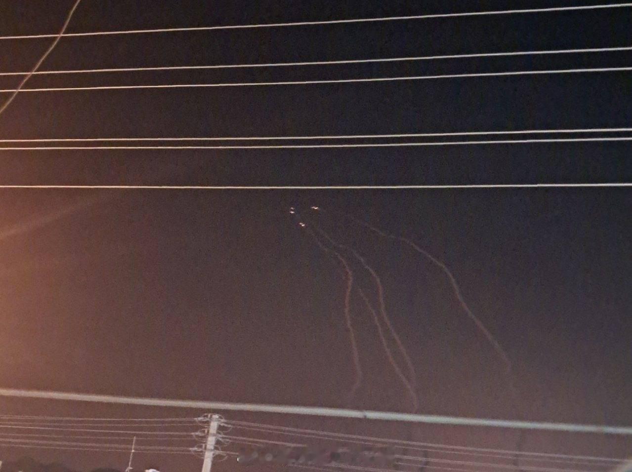 美伊再次爆发互袭 伊朗导弹反击，美军基地遭袭· 伊朗的报复性导弹打击已经开始，目