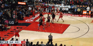 好心咋没好报？今天NBA常规赛猛龙对阵公牛的比赛中，公牛后卫吉迪在封盖猛龙后卫迪